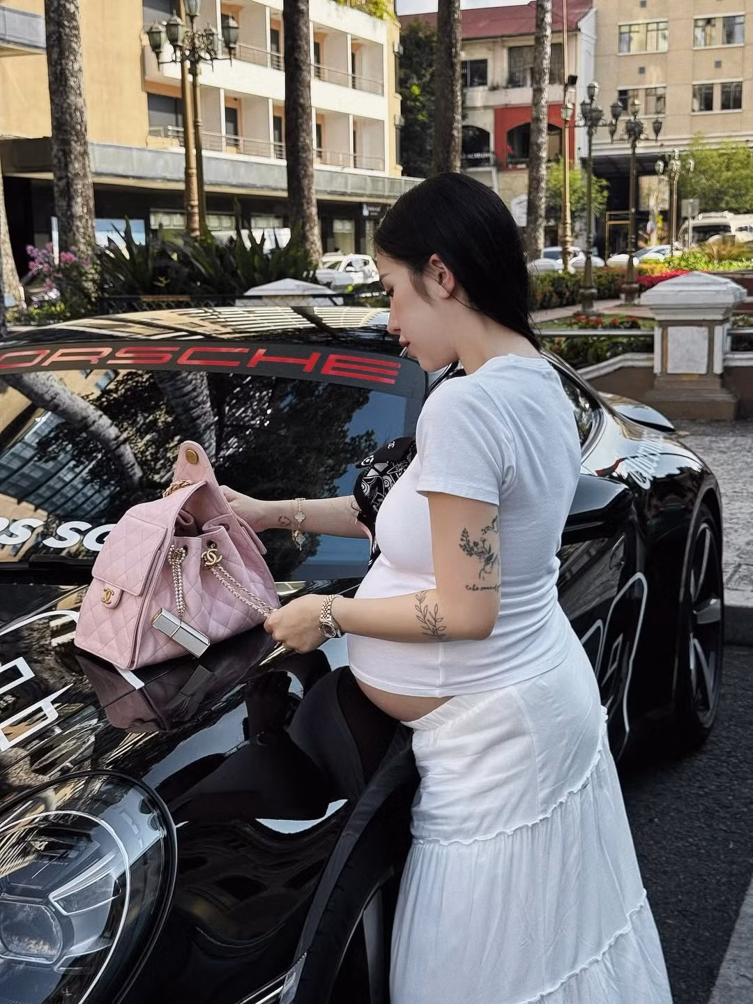 Gương mặt vẫn giữ được nét thanh tú, các đường nét sắc sảo, không bị phá nét.
