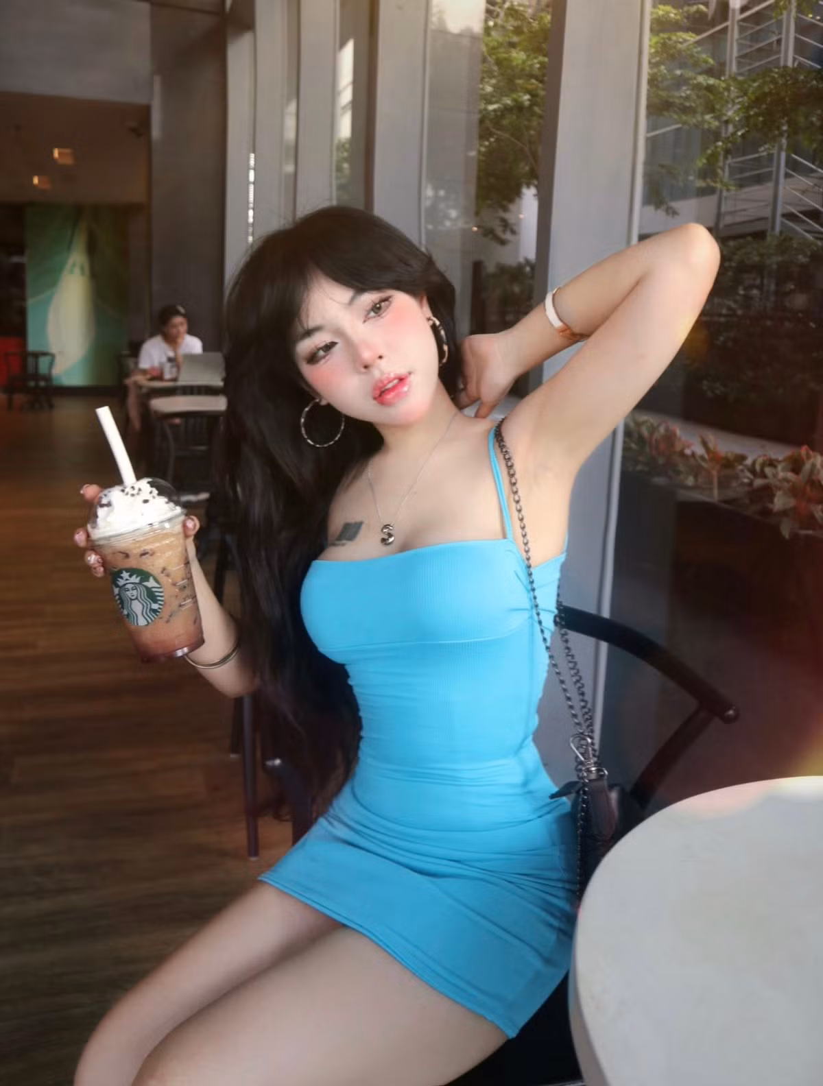 Gần đây, chiếc váy bodycon màu xanh thiên thanh với kiểu dáng ôm sát, tôn đường cong đã trở thành tâm điểm khi được hàng loạt hot girl đình đám chọn diện, tạo nên một cuộc đối đầu nhan sắc đầy thú vị trên mạng xã hội. (Ảnh: IG @baokhuyen.susan)