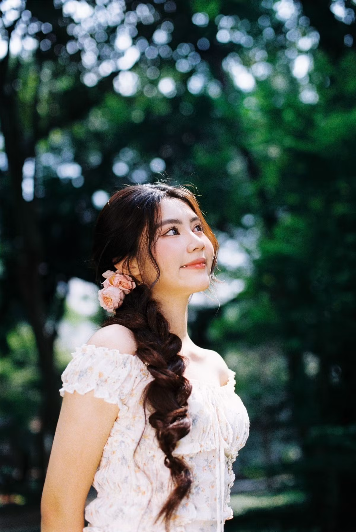 Trong bộ ảnh mới, Hạt Dẻ khoe vẻ đẹp ngọt ngào, dịu dàng trong trang phục váy hoa nhí màu kem, thiết kế trễ vai khoe khéo bờ vai mảnh mai. (Ảnh: FBNV)