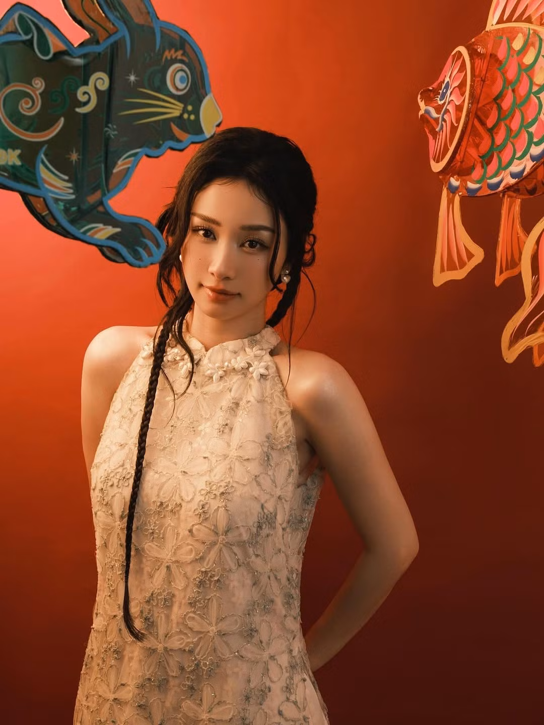 Chiếc đầm màu kem nhạt, được thêu ren và đính kết họa tiết hoa lá tinh xảo, tôn lên làn da trắng ngần và vóc dáng mảnh mai của nữ diễn viên.