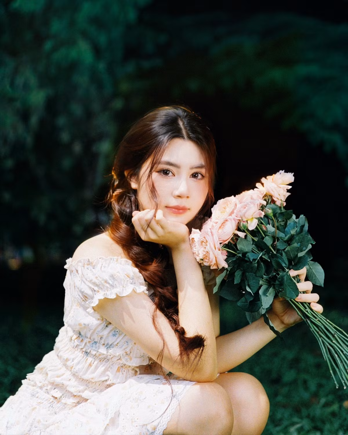 Hình ảnh Hạt Dẻ với nụ cười rạng rỡ, ánh mắt long lanh khiến nhiều người nhận xét cô nàng sở hữu nét đẹp hài hòa, là sự kết hợp hoàn hảo giữa bố và mẹ. (Ảnh: FBNV)