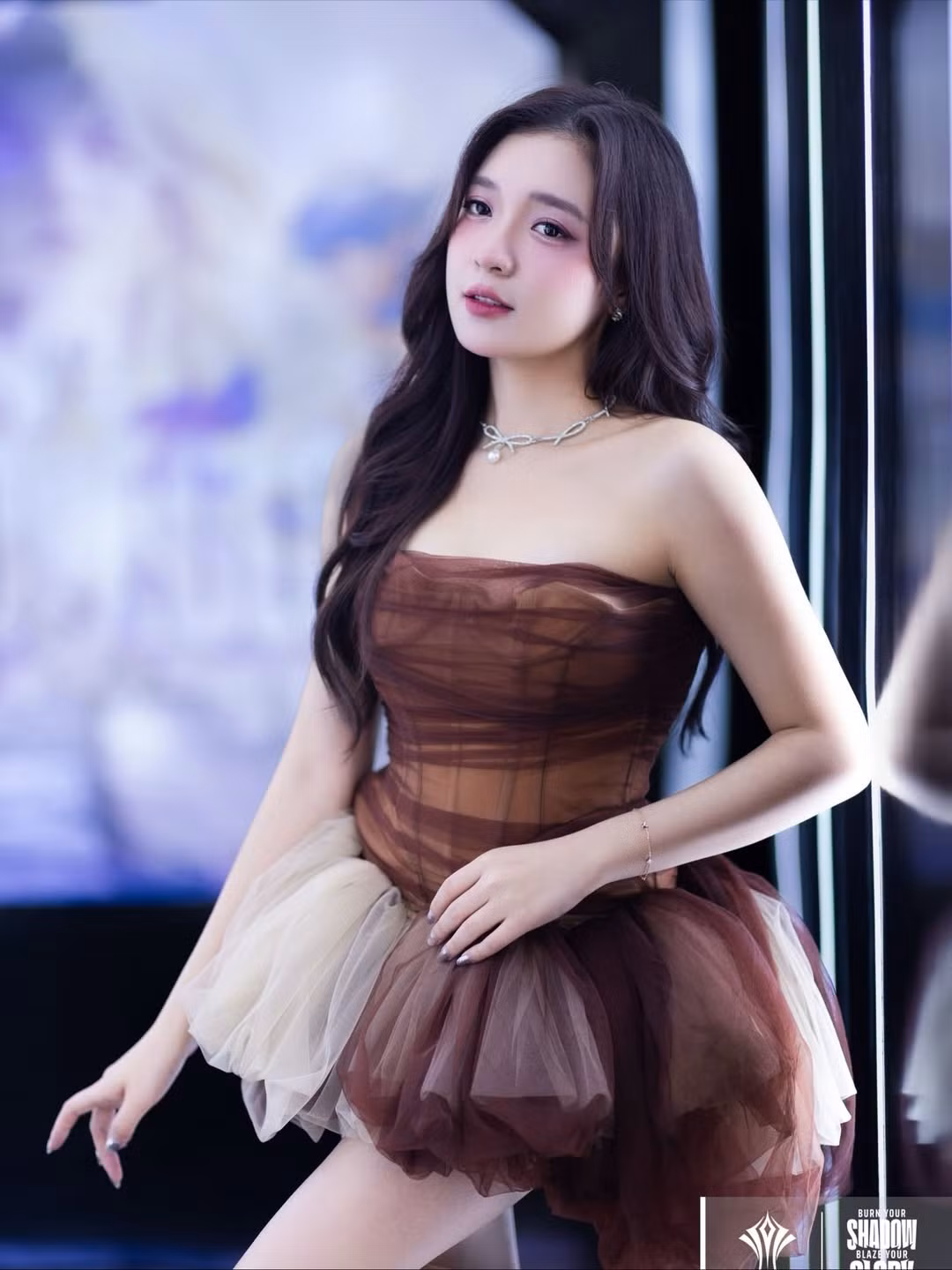 Trong loạt ảnh được chia sẻ, Phương Thảo xuất hiện với chiếc đầm cúp ngực bồng bềnh, phối màu nâu và kem nhẹ nhàng, tạo nên vẻ ngoài vừa quyến rũ vừa ngọt ngào như một "nàng thơ". (Ảnh: IGNV)