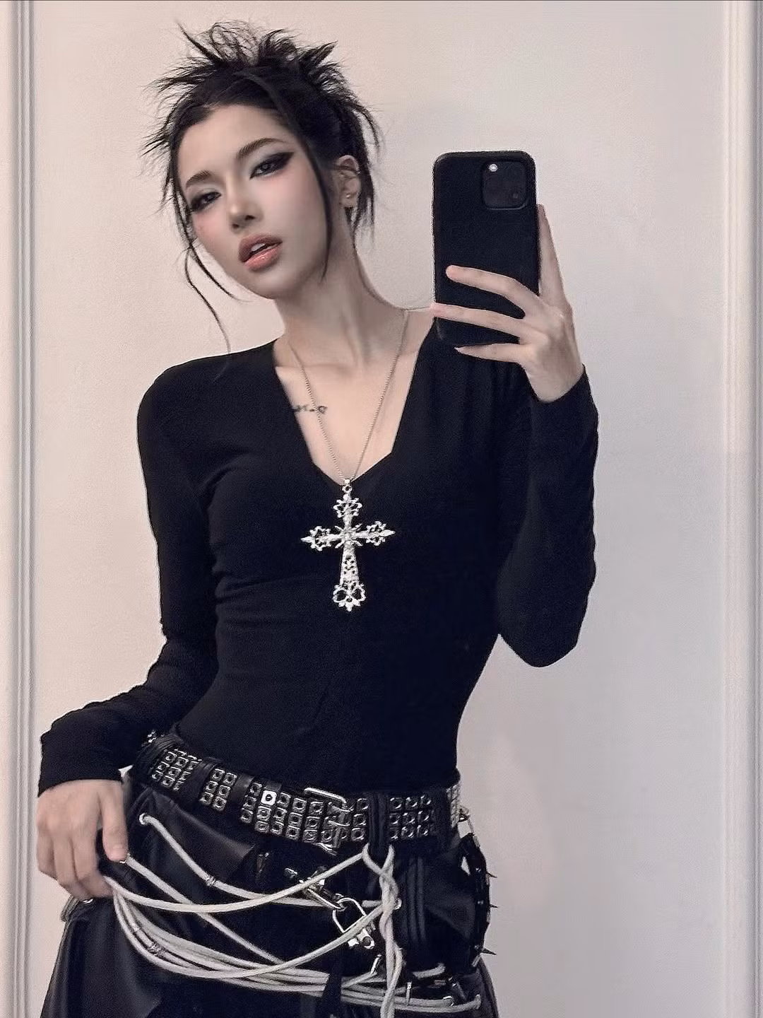 Các hình xăm cá tính trên cơ thể cũng góp phần khẳng định phong cách girl-crush mạnh mẽ đã làm nên thương hiệu của LyHan. (Ảnh: IGNV)