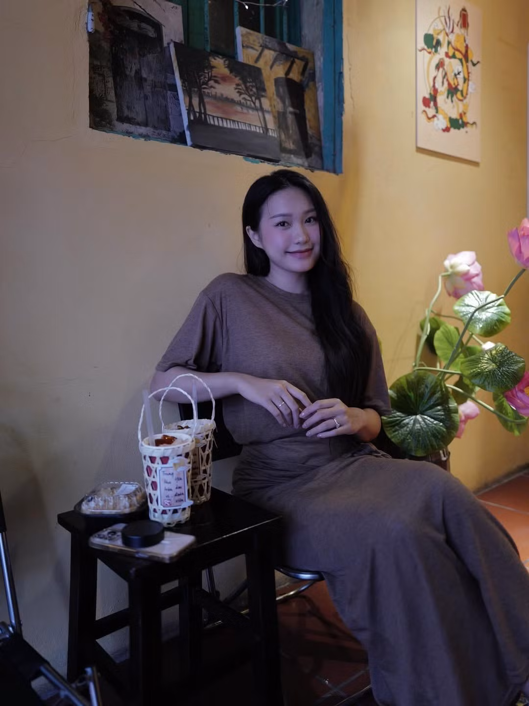 Doãn Hải My vừa tung loạt ảnh đời thường khiến cư dân mạng "đổ rầm rầm". Cô nàng chứng minh khí chất tiểu thư thanh lịch, dù chỉ diện đồ tối giản, không hề cầu kỳ nhưng vẫn đẹp cuốn hút đến khó rời mắt. (Ảnh: IGNV)