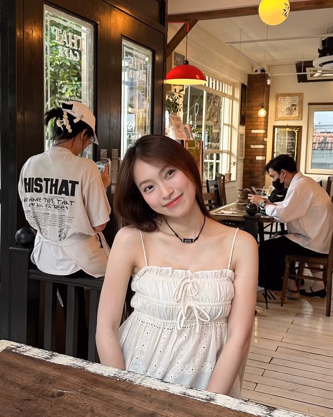 MC Khánh Vy từ trước nay luôn gây ấn tượng trong lòng khán giả với khả năng dẫn dắt duyên dáng, thông minh. Mới đây, khác hẳn với hình ảnh MC chuyên nghiệp thường thấy trên sóng truyền hình, trong loạt ảnh mới cô nàng 9x ghi điểm với diện mạo dễ thương và tươi tắn. (Ảnh: IGNV)