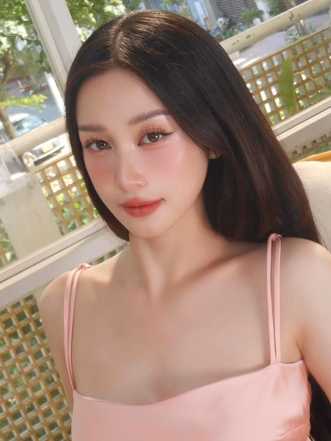 Trong loạt ảnh vừa chia sẻ, Jun Vũ xuất hiện trong một không gian tràn ngập ánh sáng tự nhiên và cây cỏ. Cô diện một chiếc váy lụa tông hồng pastel ngọt ngào, chất liệu satin bóng bẩy ôm sát những đường cong cơ thể một cách tinh tế. (Ảnh: IGNV)