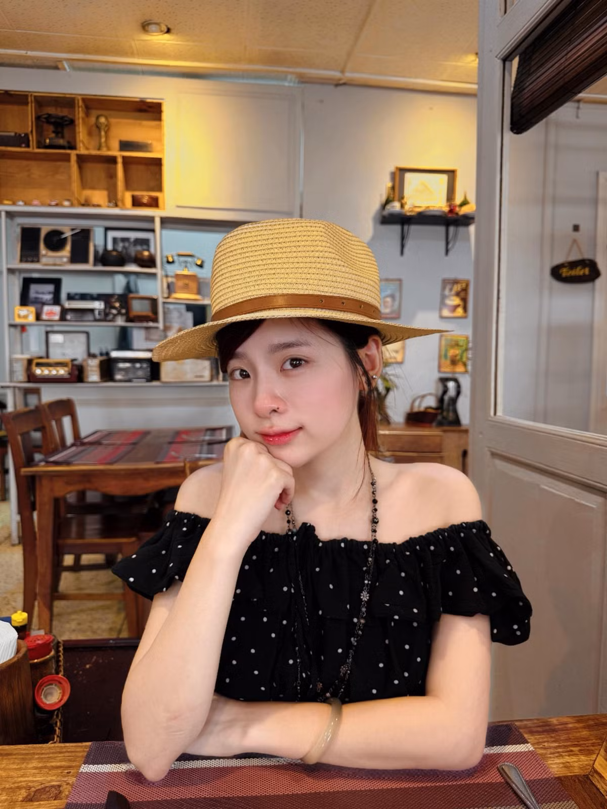 Trên các nền tảng mạng xã hội, cô vẫn duy trì tương tác tốt với người hâm mộ, đăng tải những hình ảnh chỉn chu, tích cực, cho thấy cô đã vượt qua những lùm xùm trong quá khứ để hướng tới một hình ảnh trưởng thành và độc lập hơn.