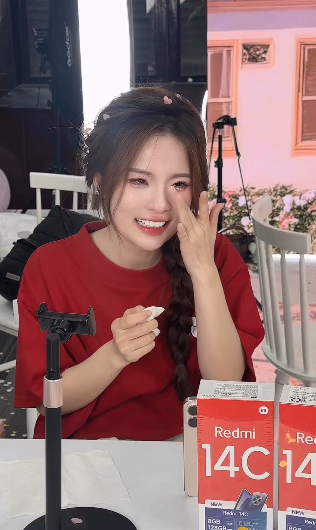 Cô chứng minh mình vẫn là một "chiến thần chốt đơn" với những phiên megalive ấn tượng: Trong phiên live bán vải thiều với sự phối hợp của UBND và Sở Công Thương tỉnh Bắc Giang, Ngọc Kem đã góp phần mang lại kết quả 25 tấn vải thiều được bán ra chỉ trong vòng 3 tiếng, cô cũng nhận được Thư cảm ơn của UBND tỉnh Bắc Giang và Sở Công Thương với chiến dịch này.