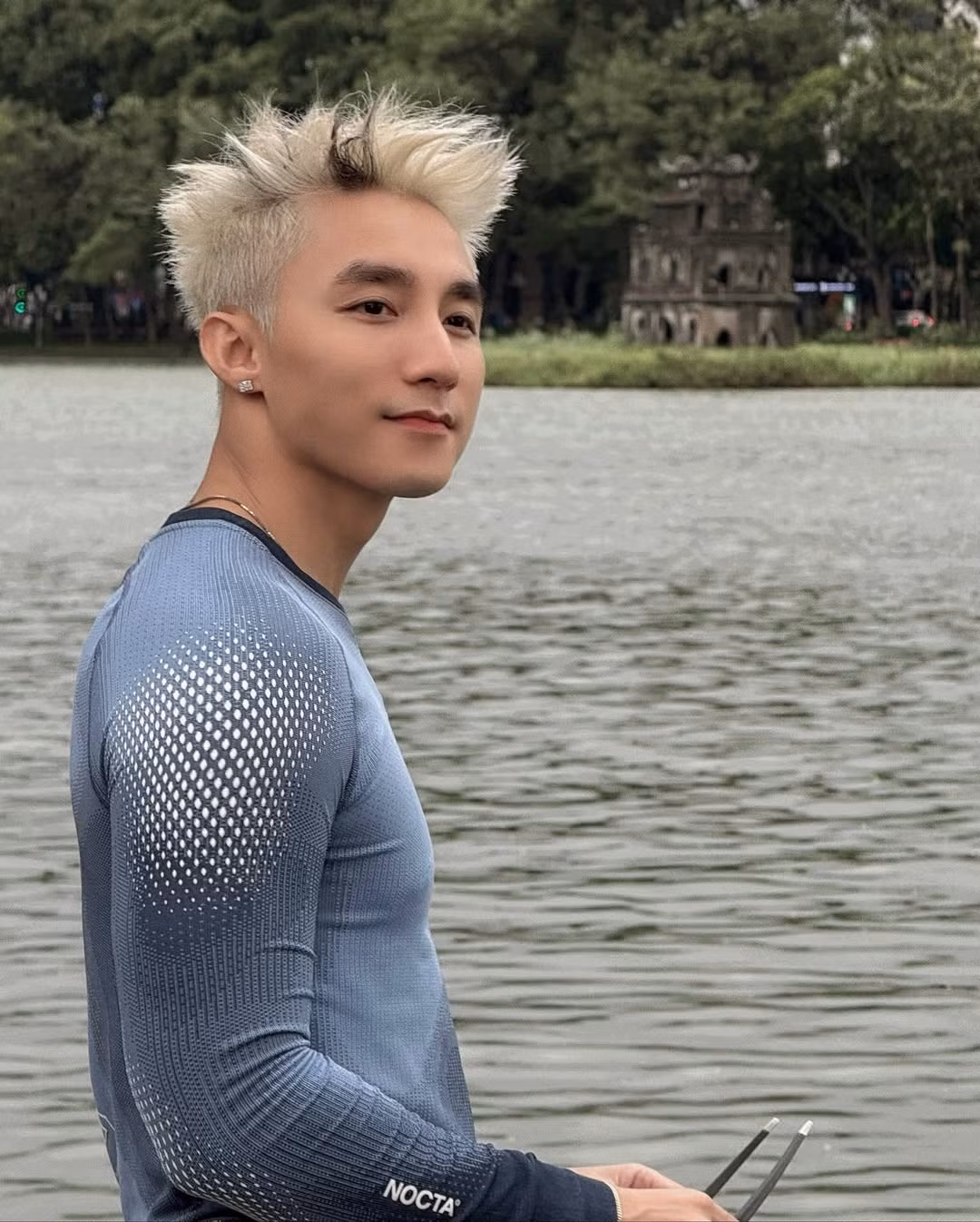 Trong các bức ảnh, có thể thấy Sơn Tùng vừa chạy bộ, vừa dừng lại nghỉ ngơi và ngắm cảnh Hồ Gươm. Anh chàng cũng không quên check-in với những góc quen thuộc như bờ hồ, hàng cây rủ bóng và cả Tháp Rùa ẩn hiện xa xa.