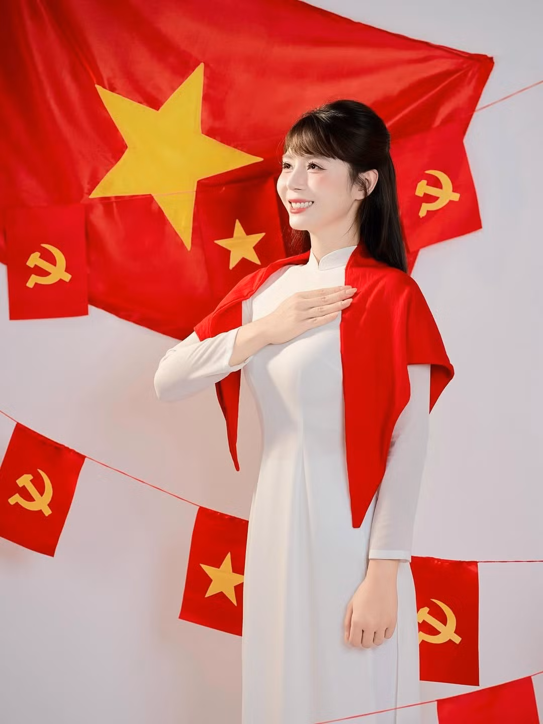 Mới đây, nàng "hot mom quân nhân" Vũ Ngọc Anh vừa đăng tải bộ ảnh chào mừng Quốc khánh 2/9 đầy ý nghĩa. (Ảnh: IGNV)
