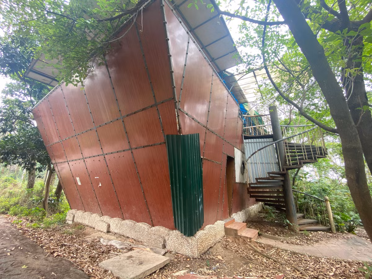Một công trình kiến trúc độc đáo với cầu thang xoắn ốc nay cũng rơi vào cảnh hoang tàn.