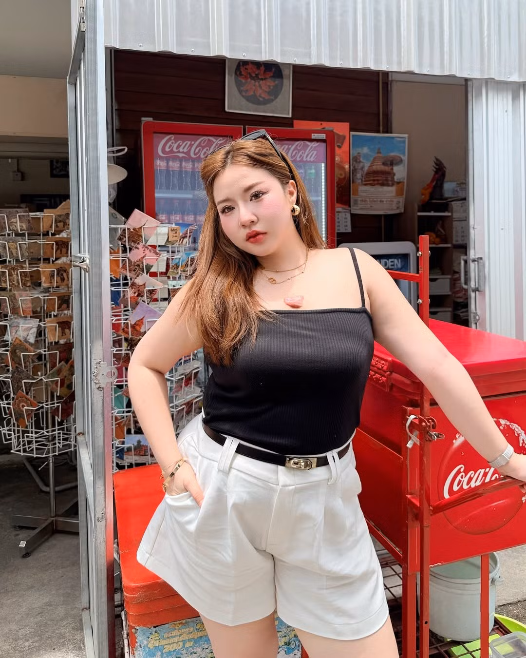 Ở những bức ảnh đời thường, Chayanada gây ấn tượng bởi khả năng phối đồ linh hoạt: tanktop ôm dáng mix cùng quần shorts lưng cao, croptop thể thao kết hợp chân váy xếp ly khỏe khoắn hay thậm chí là những mẫu áo hai dây mỏng nhẹ nhưng vẫn “đốt mắt” người nhìn nhờ thần thái tự tin.