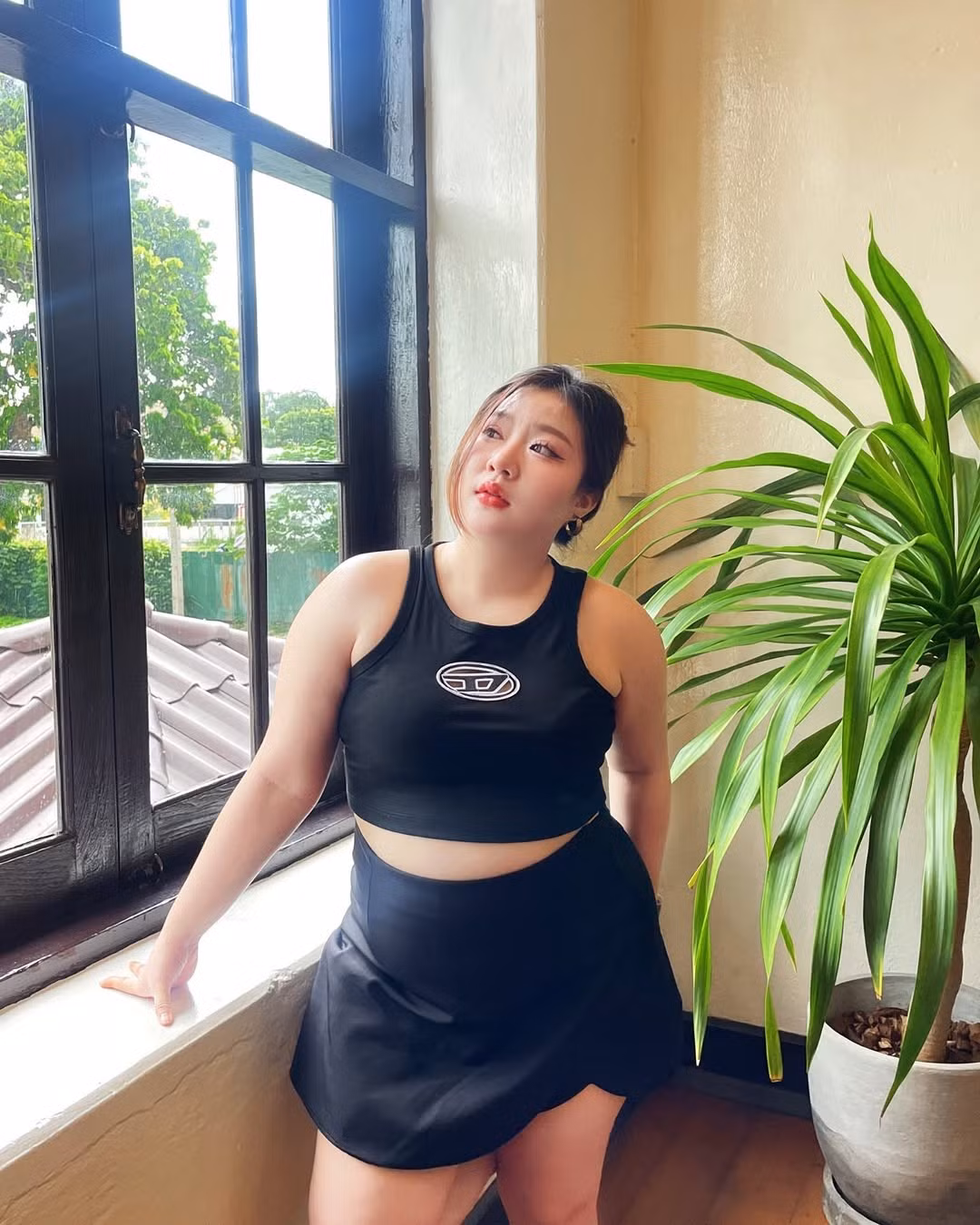Nổi lên nhờ loạt ảnh với thần thái rạng rỡ ngút ngàn, cô nàng được nhiều người gọi là "hot girl y tá" hay "hot girl ngoại cỡ".