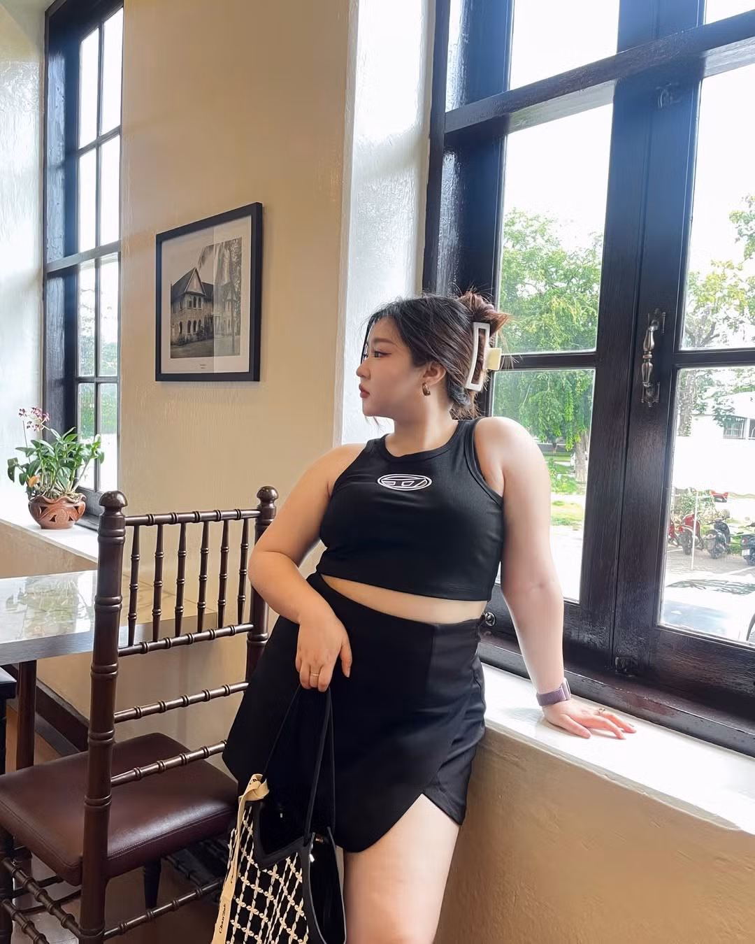 Chayanada sở hữu gương mặt tròn bầu bĩnh, đôi mắt to và làn da trắng mịn – những đặc điểm tạo nên nét đẹp ngọt ngào, dễ gần nhưng cũng không kém phần nổi bật.