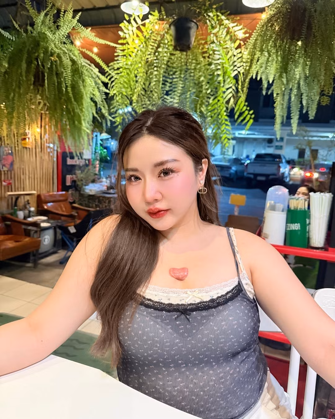 Không ngần ngại khoe đường cong, Chayanada thường lựa chọn những outfit cắt xẻ khéo léo, giúp tôn lên vòng 1 đầy đặn và vòng eo săn chắc.