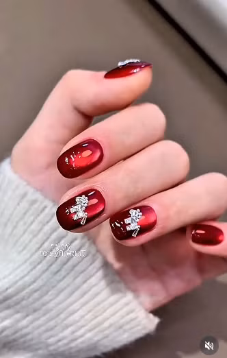 Bên cạnh đó, những mẫu nail đính đá hay hình ngựa - con giáp của năm 2026 cũng được sáng tạo với nhiều hình thù, phong cách khác nhau. (Ảnh: Tổng hợp)