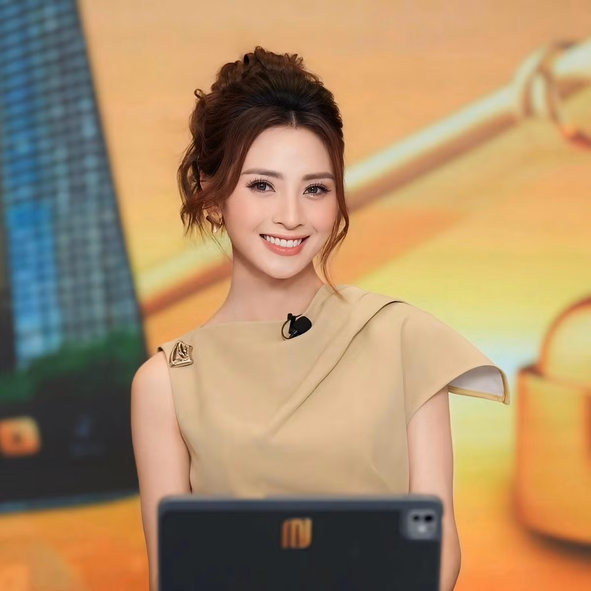 Cô cũng ghi dấu ấn trong vai trò diễn viên qua các phim 11 tháng 5 ngày, Biệt dược đen.