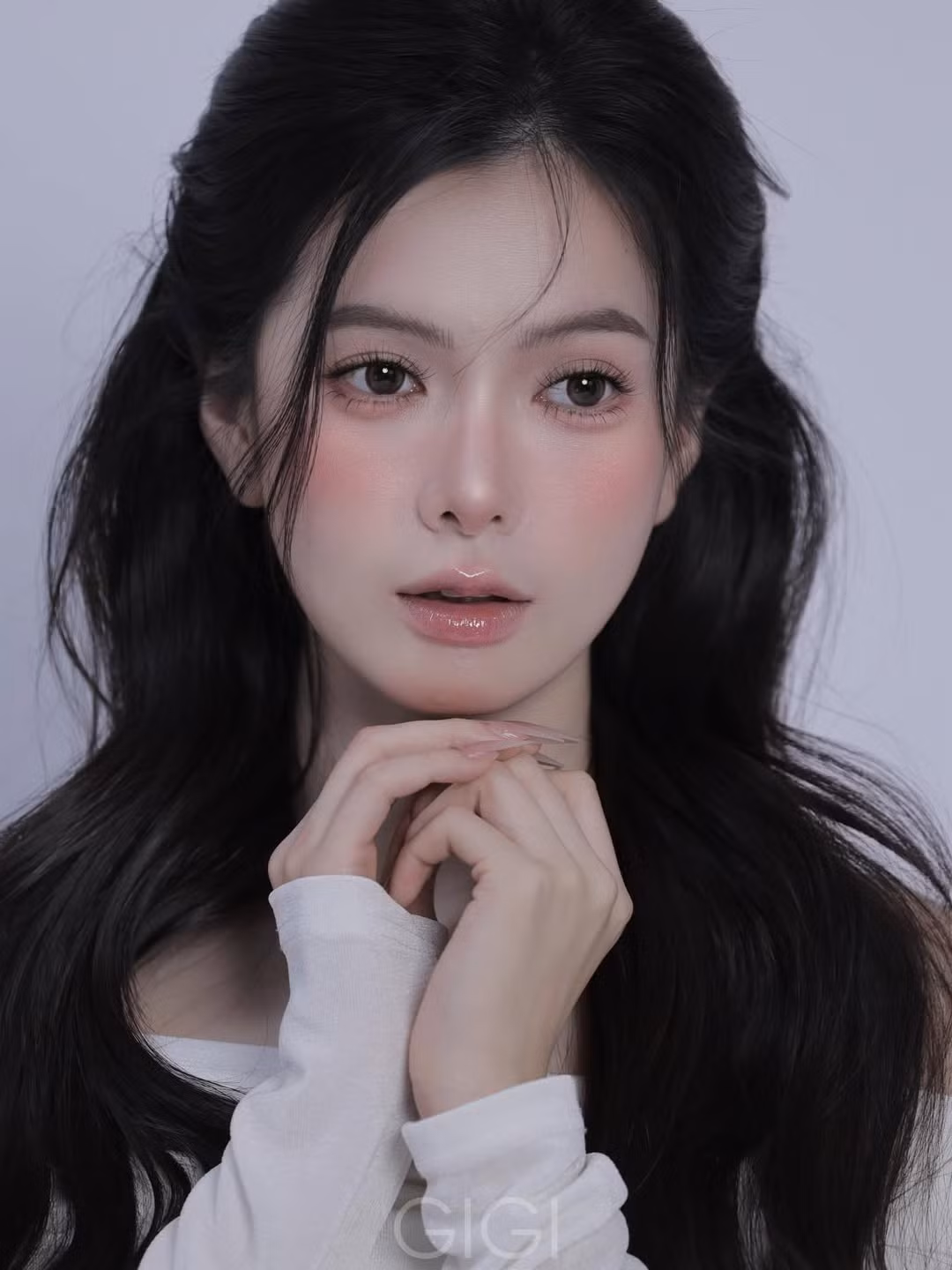 Yên Đan sở hữu gương mặt nhỏ nhắn với các đường nét hài hòa đến khó tin. Dù là góc chính diện hay góc nghiêng, sống mũi cao thanh thoát và khuôn cằm chuẩn V-line của cô vẫn cực kỳ nổi bật. (Ảnh: IGNV)