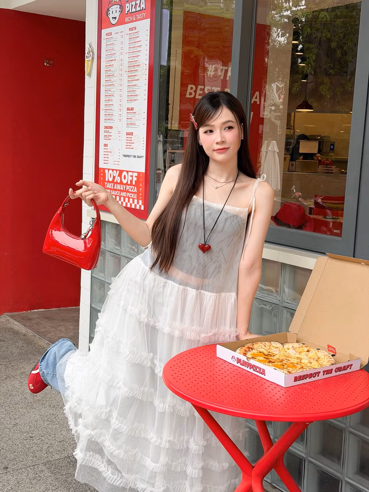 Mới đây, nữ diễn viên - MC lại khiến người hâm mộ xao xuyến khi tái xuất với phong cách thời trang trẻ trung, ngọt ngào, gợi nhớ đến hình ảnh "búp bê má lúm đồng tiền" thuở mới vào nghề. (Ảnh: FBNV)