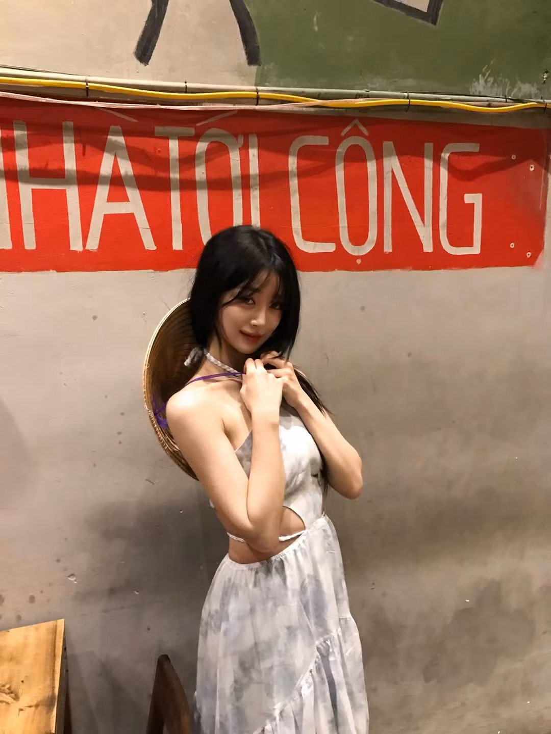 Trong chuyến du lịch đến Nha Trang, nàng hot girl người Hàn không chỉ khám phá các địa điểm du lịch cũng như ẩm thực địa phương, mà còn hòa nhập vào văn hóa Việt khi diện những trang phục truyền thống như áo dài hay nón lá. (Ảnh: @dlehhh)