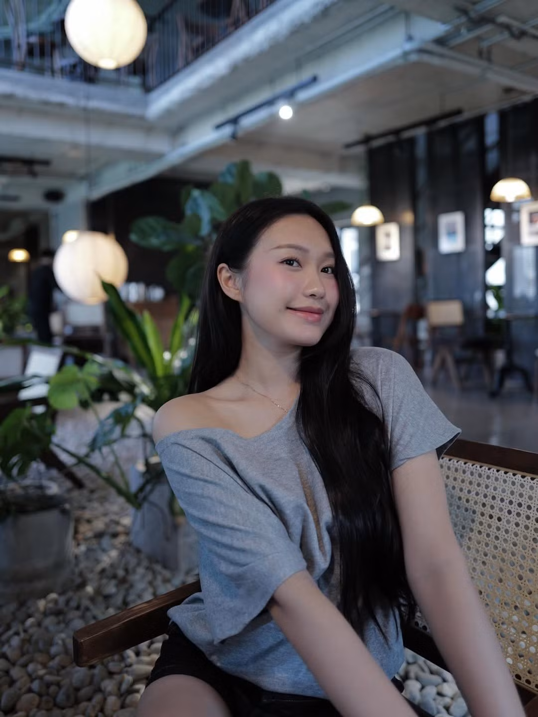 Cô khéo léo khoe nụ cười tươi tắn, ánh mắt long lanh và thần thái tự tin trước ống kính. (Ảnh: IGNV)