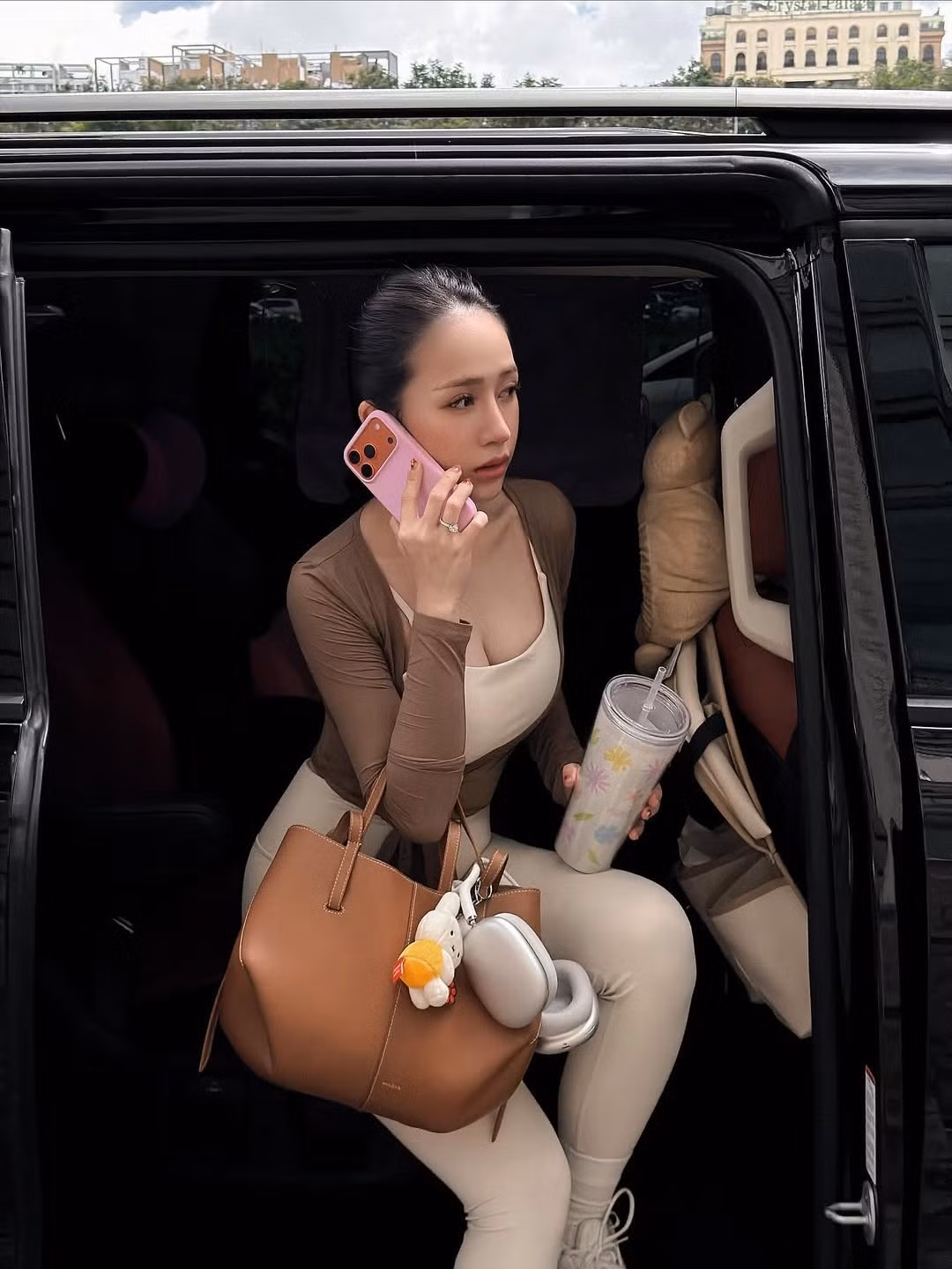 Mới đây, Joyce Phạm lại gây chú ý khi chia sẻ loạt ảnh với giao diện "mẹ bỉm thư giãn" nhưng thân hình lại thon gọn đáng kinh ngạc, chẳng khác gì thời con gái. (Ảnh: FBNV)