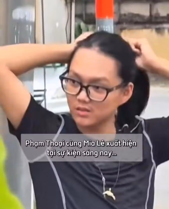 Mới đây, mạng xã hội lan truyền khoảnh khắc Phạm Thoại xuất hiện sau chuỗi ngày ở ẩn vì drama. Theo như đoạn video quay lại, Tiktoker đi cùng Mia Lê (Lê Văn Hiện, sinh năm 2001) - TikToker đang được cho là “gà cưng” của công ty Phạm Thoại.