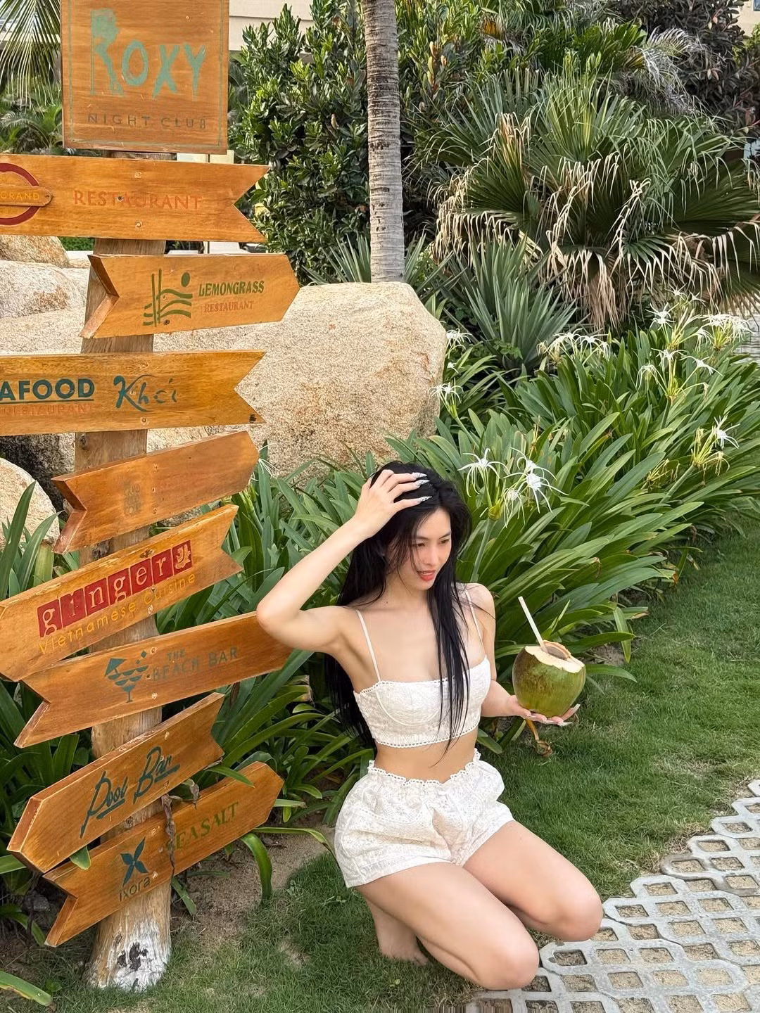 Áo crop top cúp ngực khoe khéo bờ vai thon và vòng eo con kiến săn chắc, kết hợp cùng quần short đồng bộ với phần cạp chun tạo sự thoải mái nhưng vẫn giữ được nét quyến rũ.