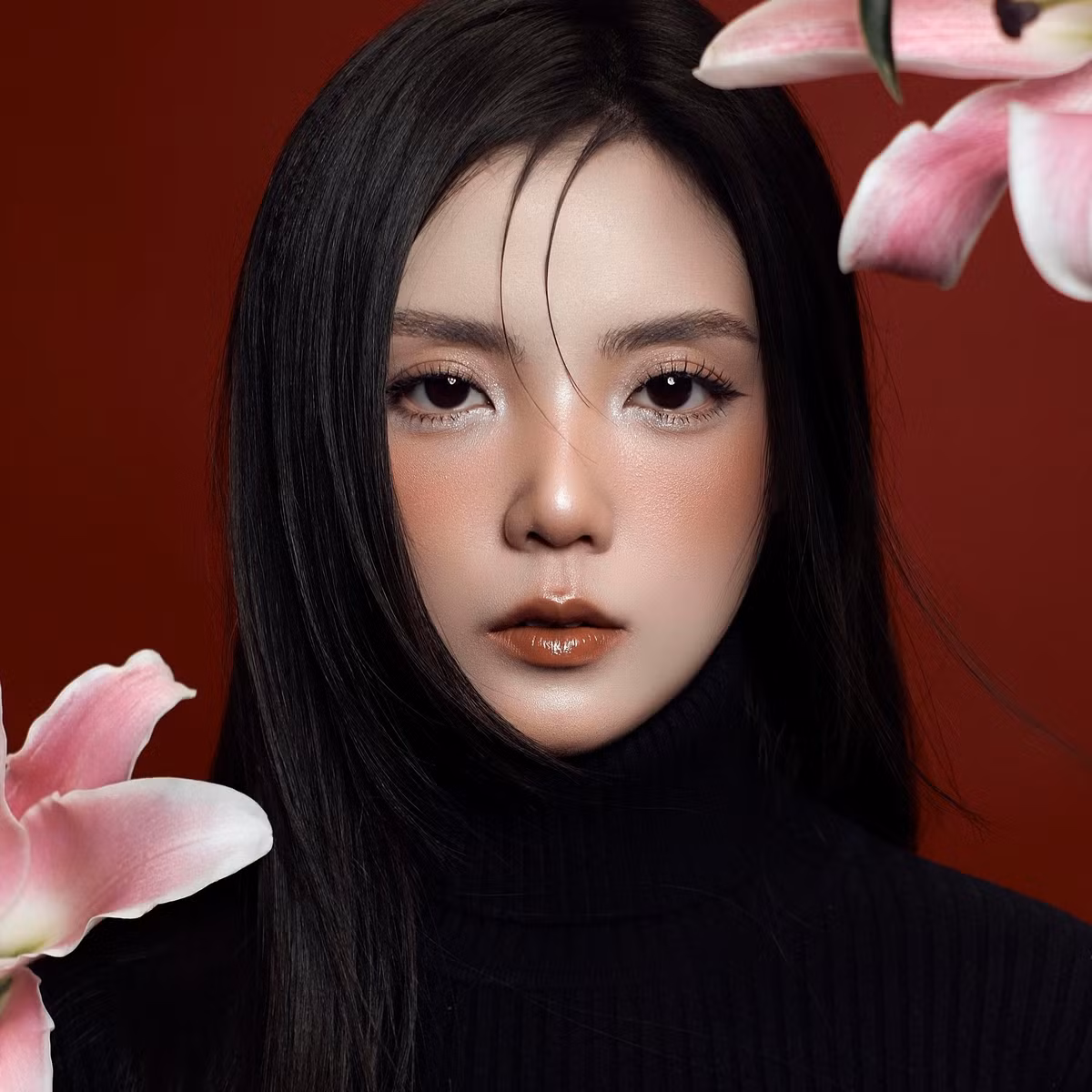Từng là gương mặt nổi bật của nhóm hài BB&amp;BG, Lâm Á Hân không chỉ gây ấn tượng bởi nét diễn xuất tự nhiên mà còn bởi nhan sắc trong trẻo, gần gũi. Trải qua nhiều biến cố trong cuộc sống, từ hôn nhân đổ vỡ đến hành trình làm mẹ đơn thân, cô vẫn giữ được vẻ ngoài rạng rỡ và tinh thần lạc quan đáng ngưỡng mộ.