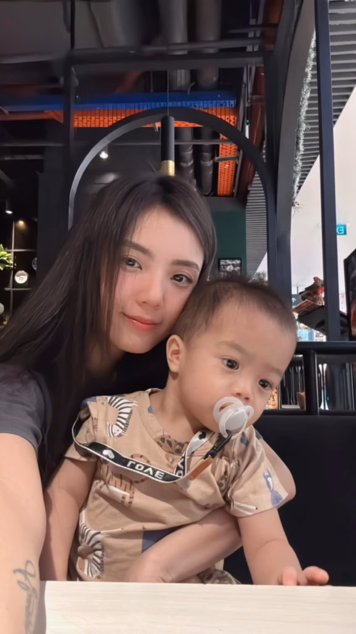 Không chỉ là một người vợ hạnh phúc, Lâm Á Hân hiện còn đồng hành cùng chồng trong công việc kinh doanh. Trên trang cá nhân, cô thường chia sẻ khoảnh khắc đời thường giản dị: đưa con đi học, vào bếp nấu ăn, hay thư giãn cùng gia đình – tất cả đều toát lên tinh thần của một người phụ nữ biết trân trọng cuộc sống hiện tại.