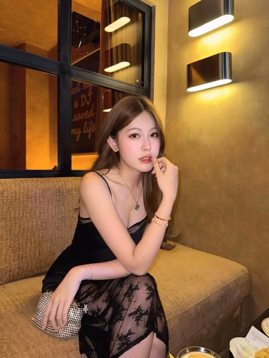 Dù diện váy xuyên thấu hay váy ngắn khoe chân dài, cô luôn biết cách tận dụng xương quai xanh mảnh mai và vòng eo "con kiến" để làm điểm nhấn. (Ảnh: IGNV)
