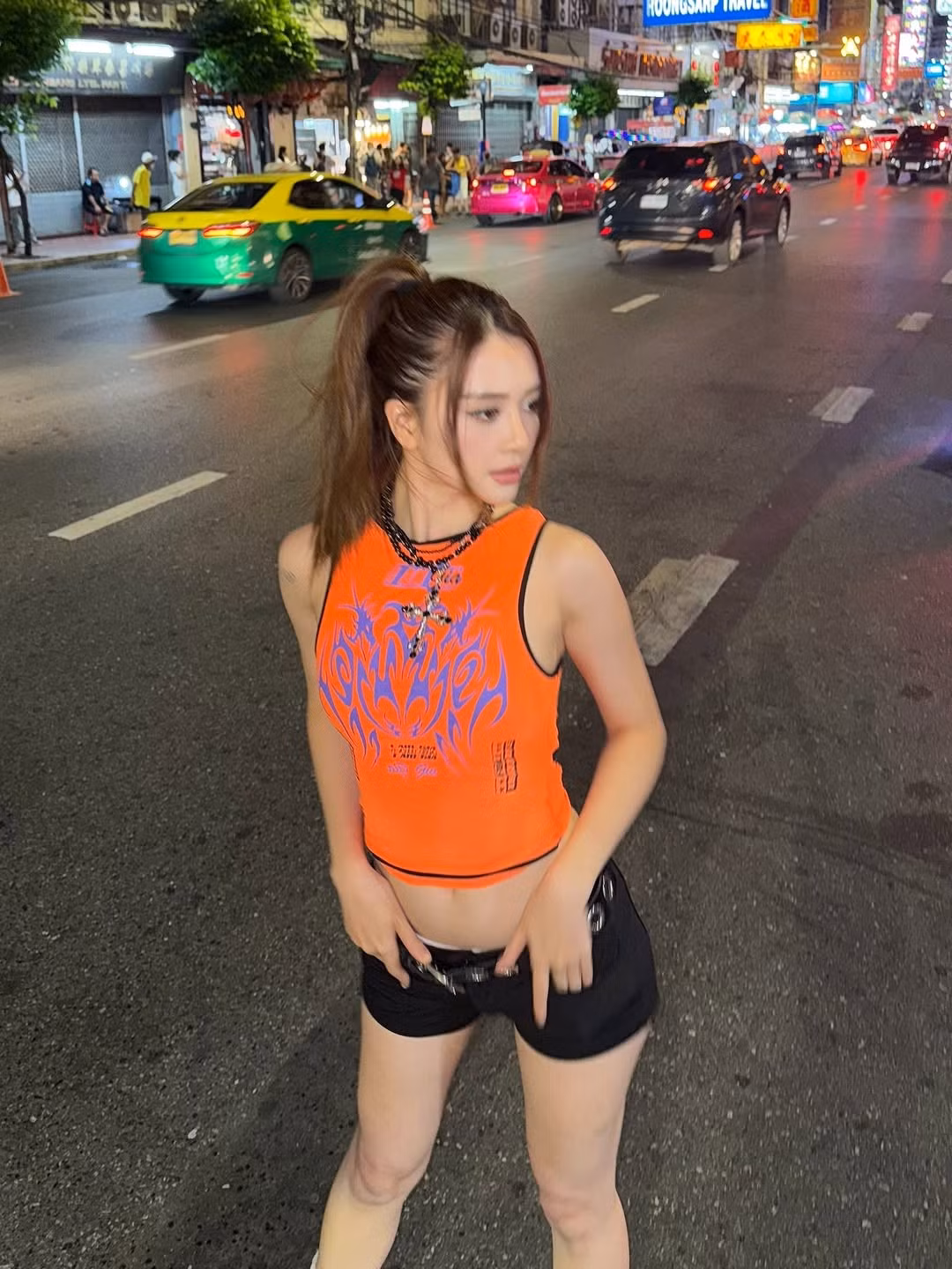 Nữ ca sĩ hào hứng chia sẻ trên trang cá nhân: "Vũ trụ nhắn với ảnh dùm con: Pls hãy bưng show này về Việt Nam để fan việt cho anh biết thế nào là nhiệt anh ơiiii. Coi bên này e thương a quá". Được biết đồng hành với Thiều Bảo Trang trong chuyến "đu idol" này là cô em gái Thiều Bảo Trâm.