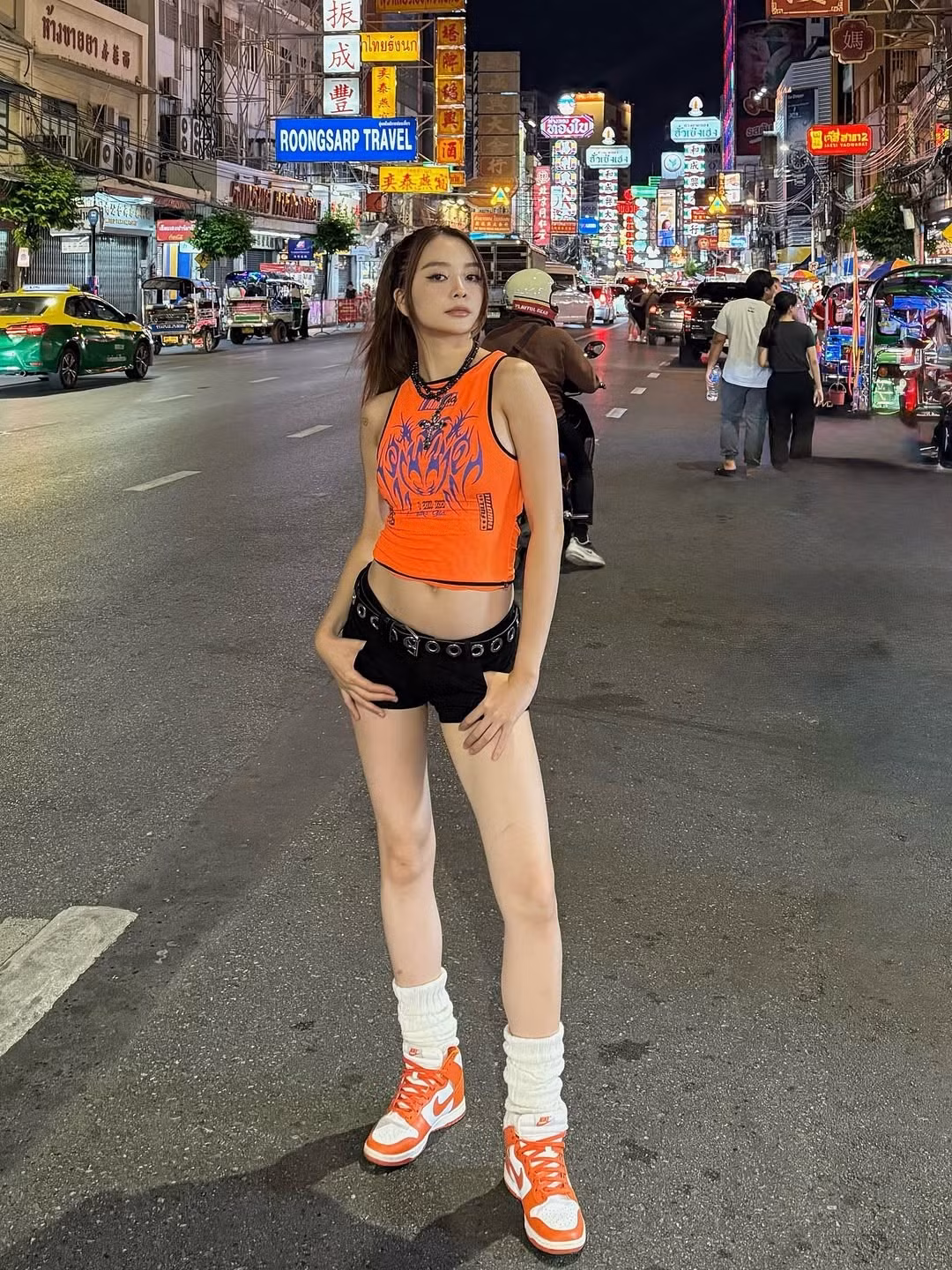 Mới đây, "2025 Jay Park World Tour" đã diễn ra tại Bangkok, Thái Lan thu hút hàng chục nghìn người hâm mộ. Là một fan nữ của nam ca sĩ điển trai Jay Park, chị gái Thiều Bảo Trâm - Thiều Bảo Trang đã nhanh chóng săn vé, lên đồ để có mặt tại concert.
