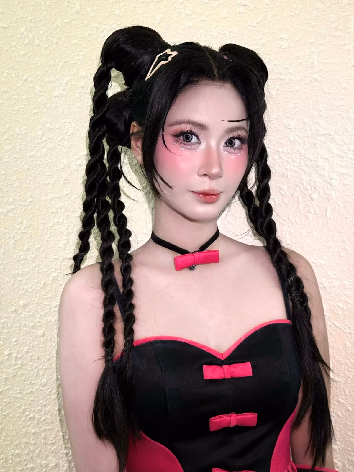 Cô nàng diện trang phục màu đen và hồng fuchsia nổi bật, với những chi tiết nơ và bèo nhún tạo sự trẻ trung, cá tính. (Ảnh: FBNV)