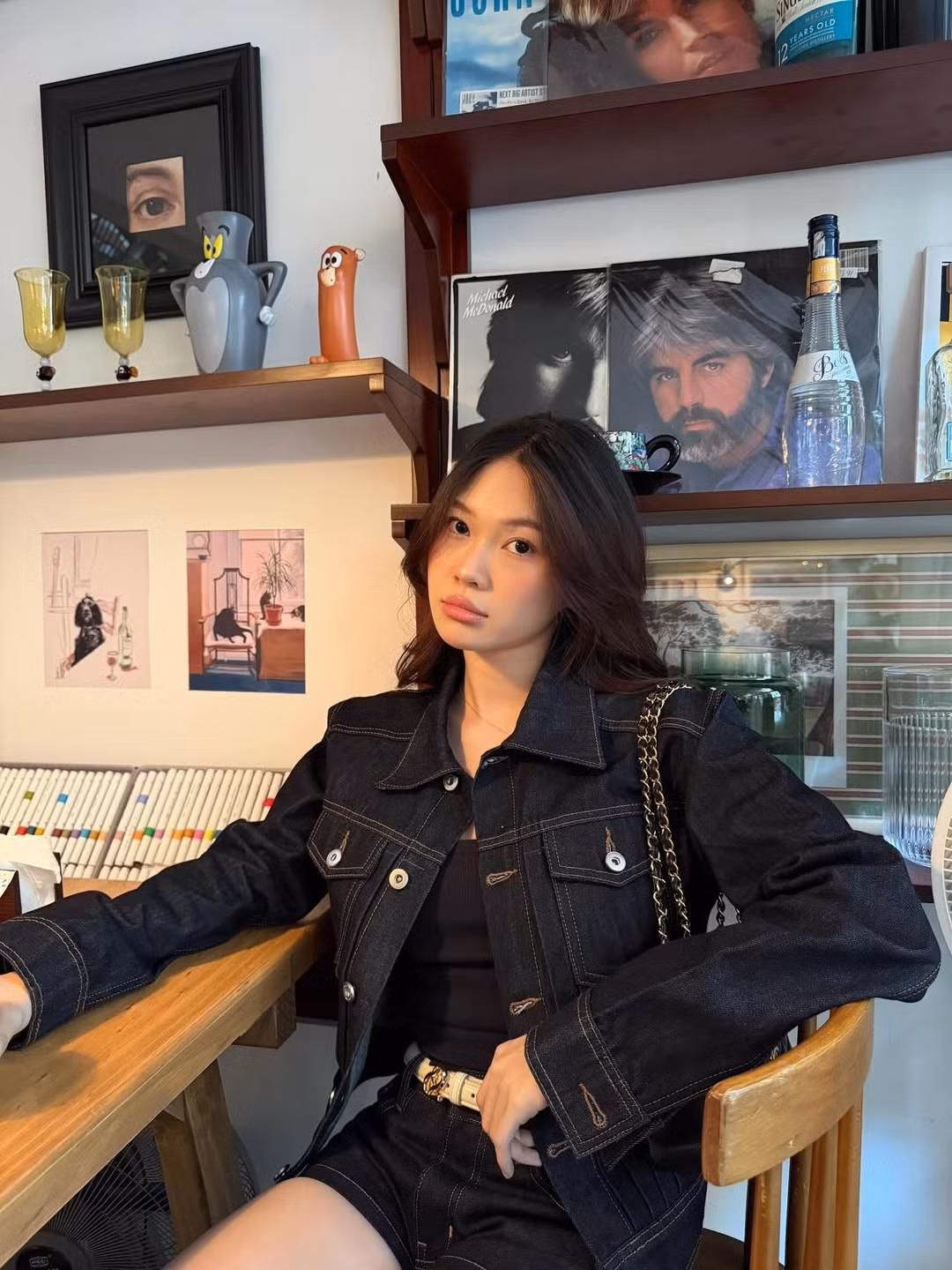 Sự trở lại của Ly Phạm với bộ ảnh denim này không chỉ đánh dấu một cột mốc mới trong hành trình thời trang của cô mà còn khẳng định vị thế của một hot girl luôn biết cách làm mới mình và truyền cảm hứng. (Ảnh: IGNV)