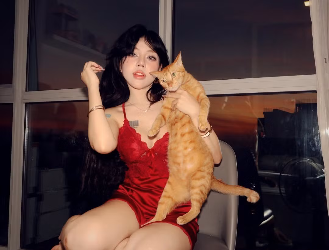 Bảo Khuyên Susan chọn cho mình chiếc váy hai dây lụa đỏ rực rỡ, nhấn nhá bằng chi tiết ren gợi cảm ở phần ngực. Màu đỏ đối lập hoàn hảo với sắc cam của bầu trời, khiến cô trở thành tâm điểm của mọi khung hình. (Ảnh: IGNV)