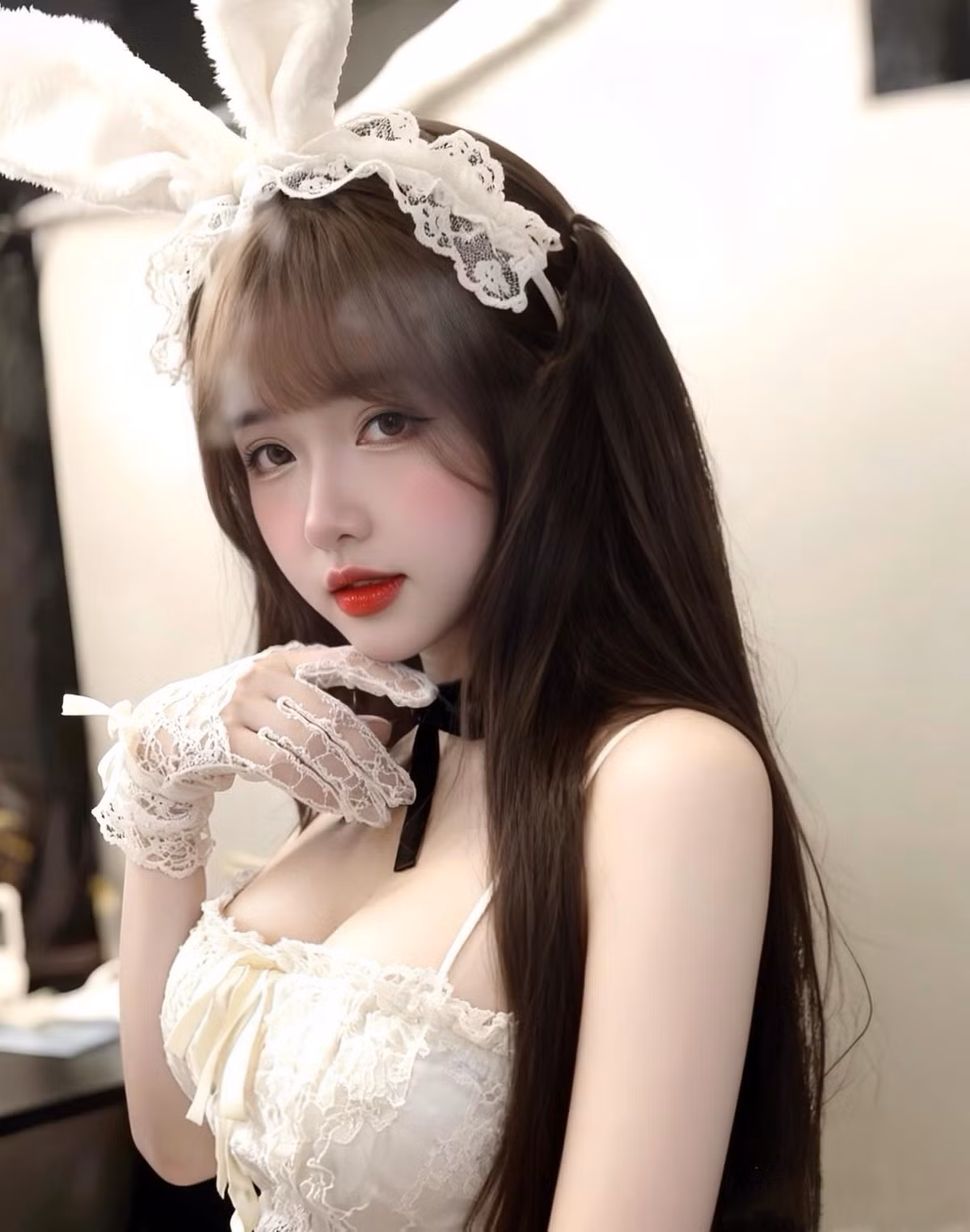 Trong hình ảnh mới chia sẻ, Thùy Trang xuất hiện với trang phục cosplay nàng thỏ màu trắng tinh khôi, nổi bật với chiếc băng đô tai thỏ mềm mại và găng tay ren đồng điệu. Thiết kế ren và corset tinh tế không chỉ tôn lên làn da trắng mịn mà còn khéo léo khoe trọn vóc dáng gợi cảm, đặc biệt là vòng một đầy đặn của cô.(Ảnh: IGNV)