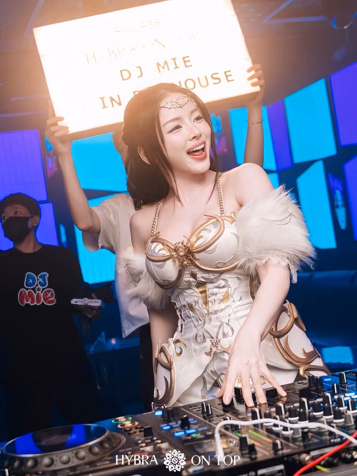 Mie là một trong số ít nữ DJ tại Việt Nam trước nay được công chúng đánh giá cao về phong cách thời trang trình diễn, luôn giữ được sự quyến rũ, gợi cảm nhưng tinh tế, nói không với sự hở hang phản cảm. (Ảnh: IGNV)