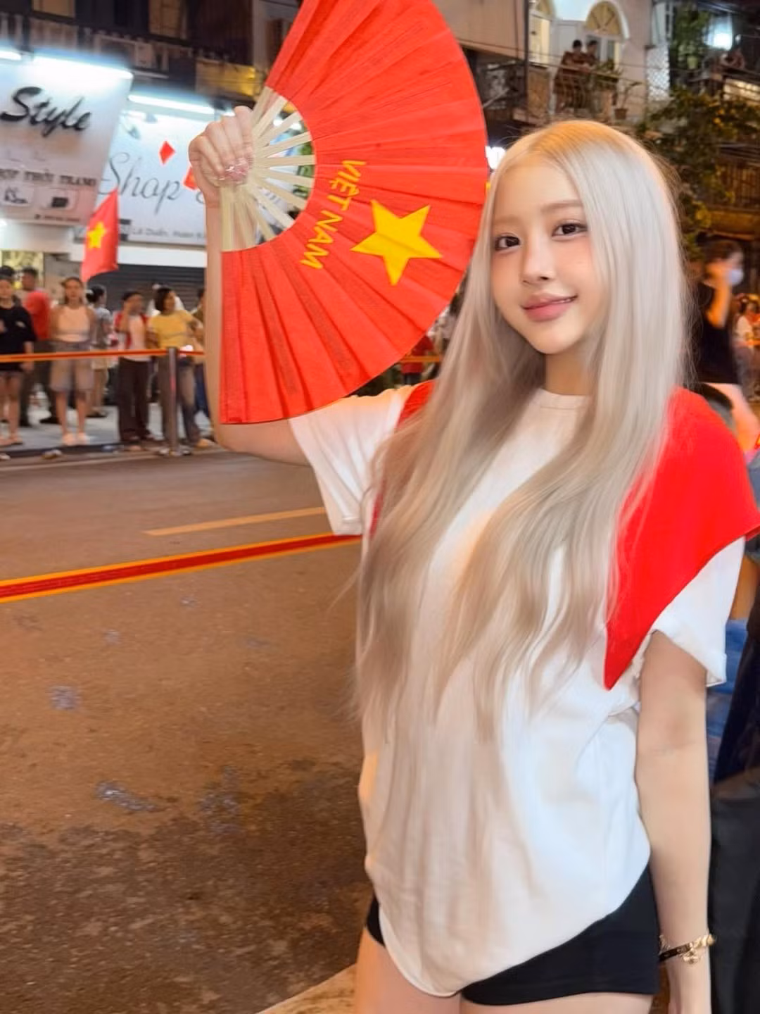 Những bức ảnh này nhanh chóng nhận được sự quan tâm của cộng đồng mạng, với nhiều lời khen ngợi dành cho nhan sắc và tinh thần yêu nước của cô. (Ảnh: IGNV)