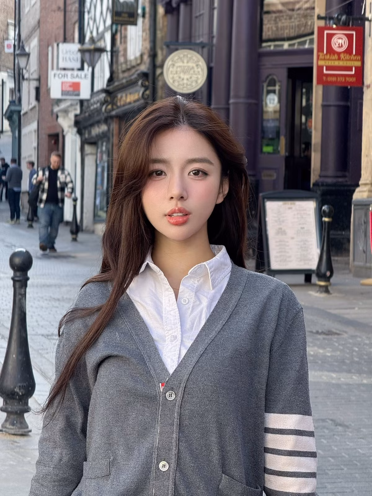 Nổi tiếng từ những hình ảnh trong ngày tựu trường cách đây 6 năm, cô nữ sinh Hằng Phan ngày ấy có vẻ đẹp trong trẻo, dịu dàng trong tà áo dài trắng đã nhanh chóng thu hút sự chú ý và nhận được tình cảm yêu mến của nhiều người. (Ảnh: IG @cas.naf)