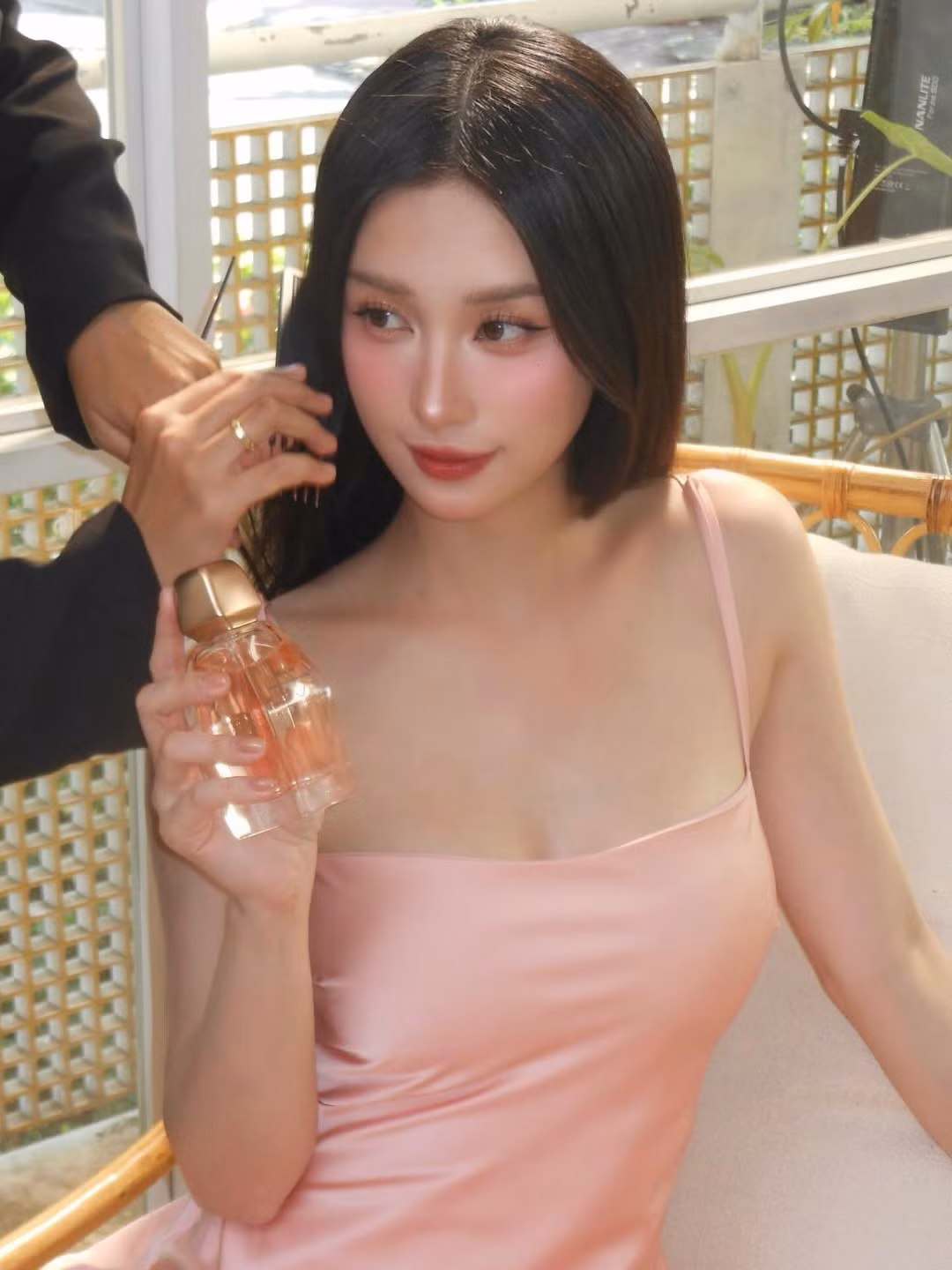 Jun Vũ (tên thật Vũ Phương Anh) từ lâu đã là cái tên bảo chứng cho nhan sắc "không góc chết" của showbiz Việt. Mới đây, nữ diễn viên lại một lần nữa khiến cộng đồng mạng chao đảo khi tung ra bộ ảnh mới, khoe trọn vẻ đẹp thanh khiết nhưng không kém phần quyến rũ trong thiết kế váy lụa mềm mại. (Ảnh: IGNV)