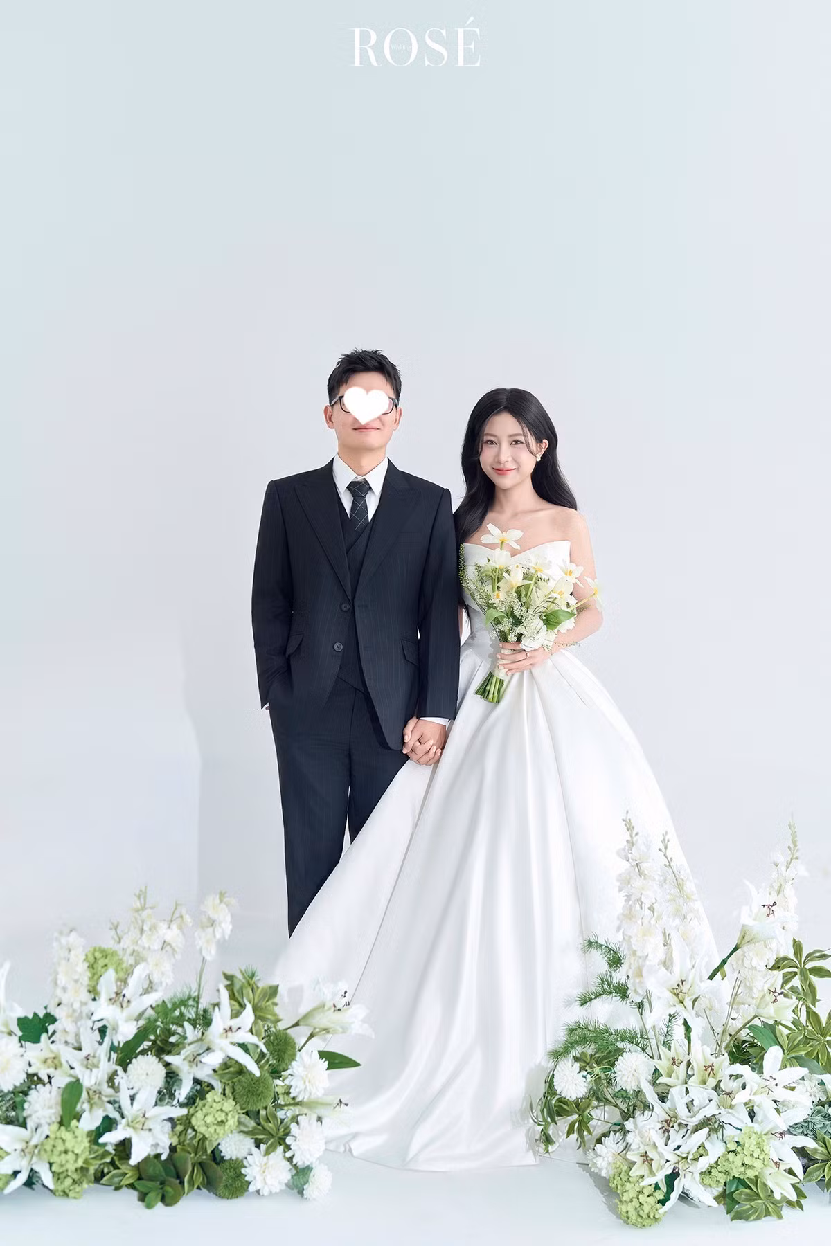Bộ ảnh cưới của cặp đôi được chia sẻ trên mạng xã hội gần đây đã khiến cộng đồng mạng quan tâm. Bộ ảnh ghi lại những khoảnh khắc ngọt ngào, dịu dàng nhưng là minh chứng của một tình yêu kiên cường. (Ảnh: Rosé Wedding)