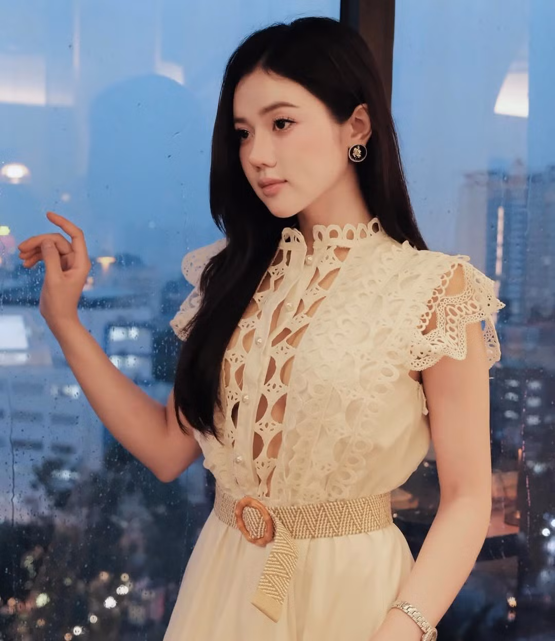 Cô nàng gây ấn tượng với nhan sắc ngọt ngào, vóc dáng săn chắc, gợi cảm và gu thời trang sang chảnh. (Ảnh: IGNV)