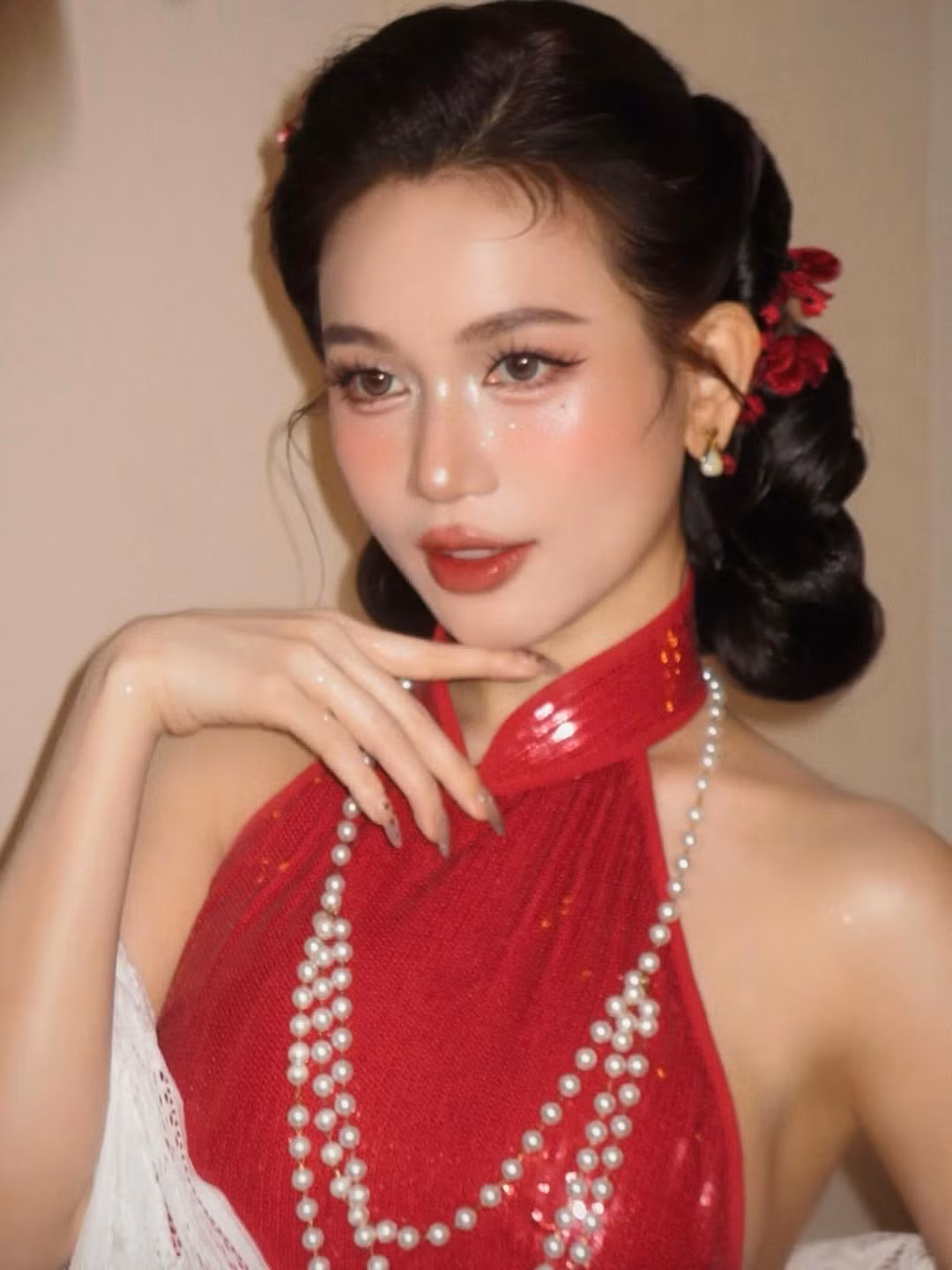Mới đây, nữ ca sĩ Sĩ Thanh đã khiến người hâm mộ 'đứng ngồi không yên' khi đăng tải loạt ảnh mới trên trang cá nhân. Với dòng trạng thái đầy ẩn ý: "Cậu 3, Cậu thấy em vậy là có đẹp chưa?", Sĩ Thanh đã thành công hóa thân thành một "mợ hai" đỏng đảnh nhưng không kém phần sắc sảo, thu hút mọi ánh nhìn. (Ảnh: IGNV)