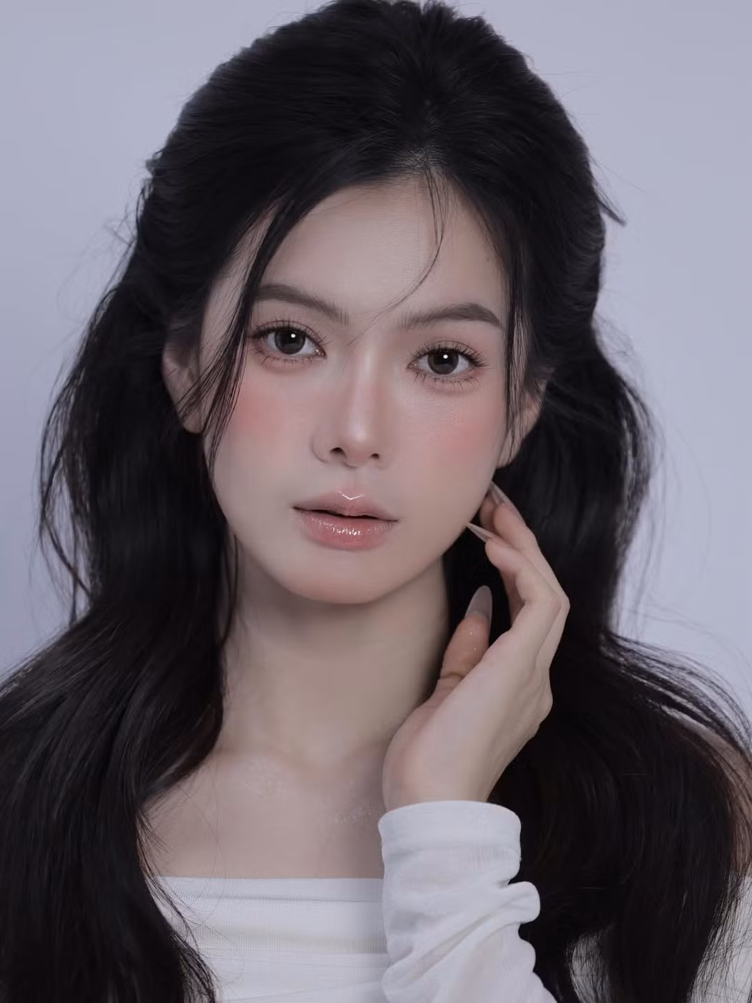 Điểm thu hút nhất chính là đôi mắt to tròn, long lanh với hàng mi dài cong vút. Cách nhấn nhá makeup theo tông khói hồng giúp đôi mắt cô nàng có chiều sâu, vừa mang nét ngây thơ của một nàng thơ, vừa có sự sắc sảo của một người mẫu chuyên nghiệp. (Ảnh: IGNV)