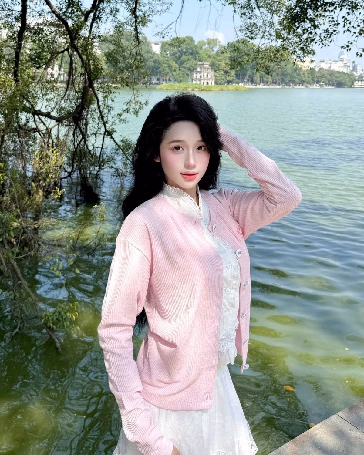 Nguyễn Thị Thảo Trang (biệt danh Karty Chang), "hot girl Tây Bắc" nổi tiếng sinh năm 2001, vừa khiến cộng đồng mạng xao xuyến khi tung bộ ảnh mới tại Hà Nội với phong cách dịu dàng, trong trẻo như một nàng công chúa bước ra từ truyện cổ tích. (Ảnh: FBNV)