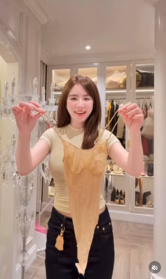 Điều đáng nói là khi chưa diện lên người, bộ đồ trông vô cùng nhỏ nhắn, tưởng chừng như chỉ dành cho... búp bê. (Ảnh: IGNV)