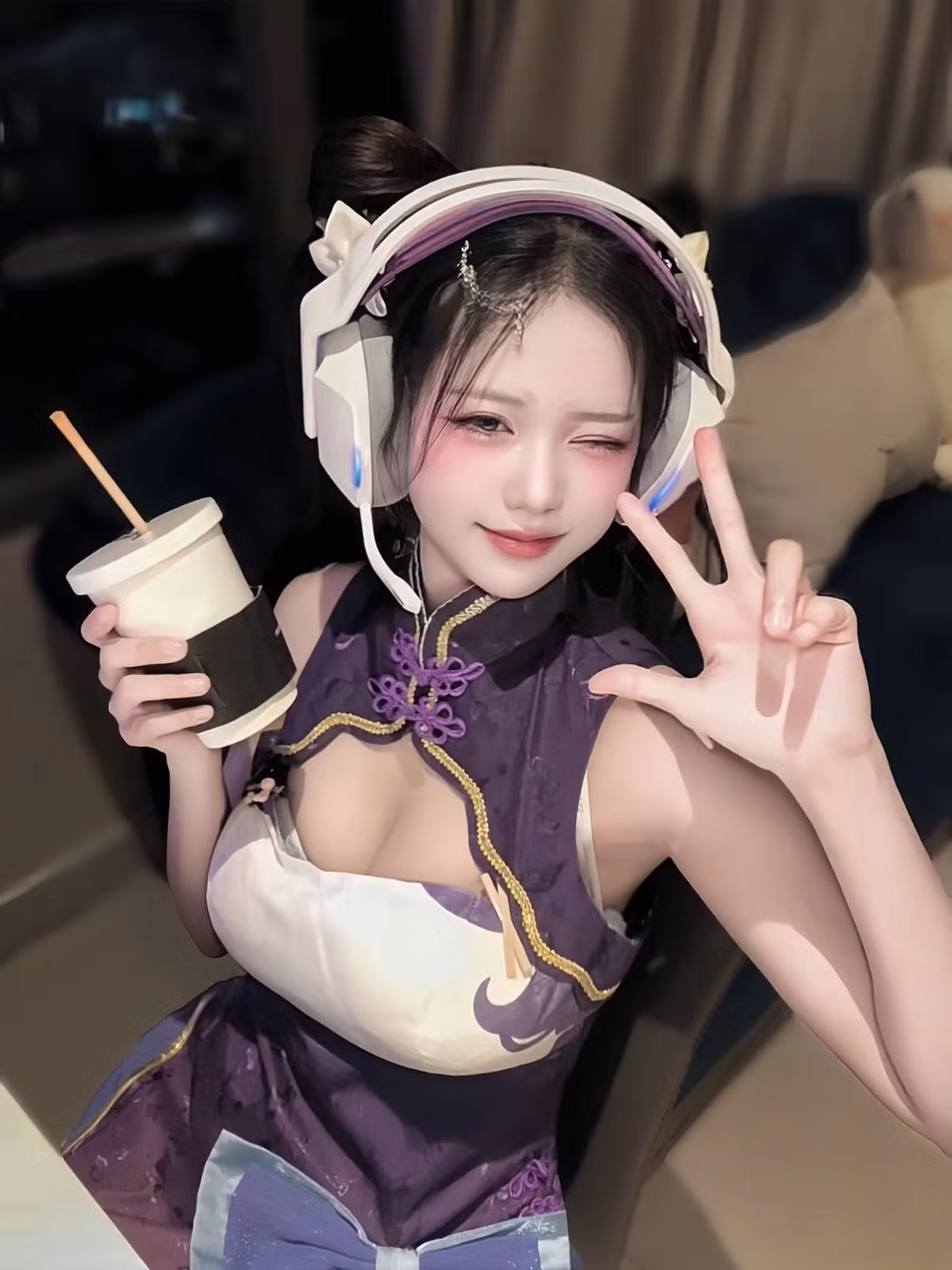 Không chỉ vậy, cô nàng còn tinh nghịch buông lời "thách thức" đến fan nam của mình: "Tôi thách các bạn nam làm được luôn đấy".