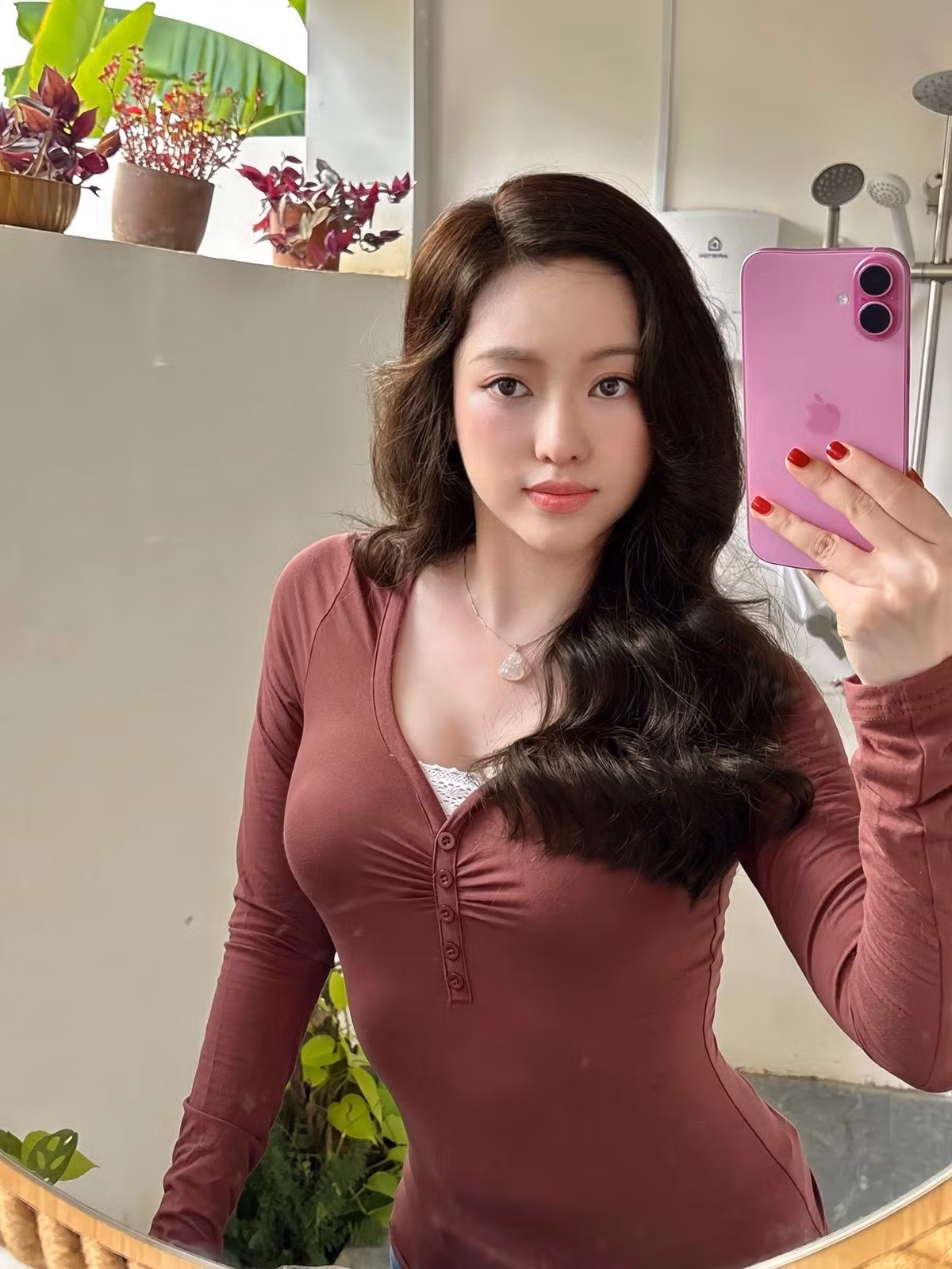 Điều đặc biệt là sau khi công khai "dao kéo", diện mạo Thúy Vi ở thời điểm hiện tại có nhiều khác biệt so với thời mới nổi tiếng. (Ảnh: FBNV)