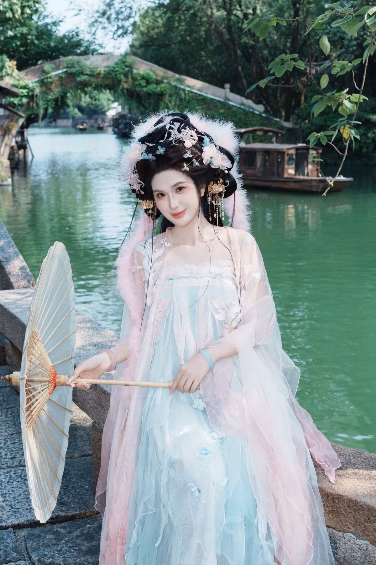 Chiếc váy màu xanh ngọc dịu mát, phủ ngoài là lớp voan nhẹ nhàng chuyển màu từ hồng phấn sang trắng. (Ảnh: FBNV)